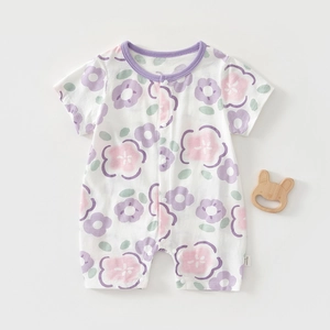Barboteuse bébé en coton à manches courtes avec imprimé floral et bordure violette sur beige