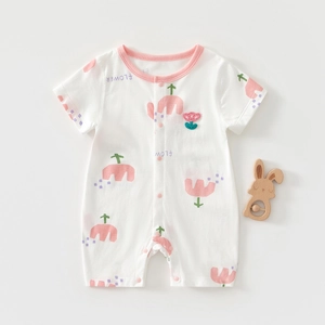 Détail d'un barboteuse bébé en coton avec imprimé tulipes et broderie fleurie délicate