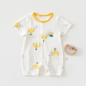 Détail d'un barboteuse bébé en coton à manches courtes avec imprimé fleuri jaune