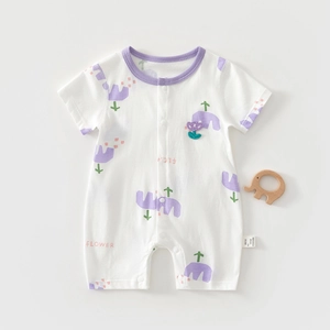 Détail de la barboteuse en coton avec imprimé floral violet et broderie fleur 3D