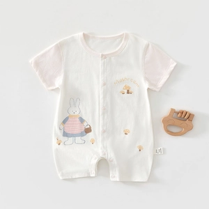 Détail de la barboteuse en coton pour bébé avec motif lapin et champignons