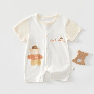 Détail d'un barboteuse en coton pour bébé avec motif d'ours et boutons pressions pratiques