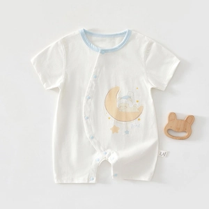Détail d'un barboteuse bébé en coton avec imprimé ours et boutons-pression