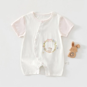 Détails à plat d'un body bébé en pur coton avec imprimé lapin mignon et boutons-pression