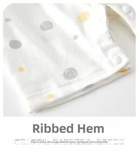 Détail de barboteuse bébé en coton avec bordure ourlée et boutons pressions