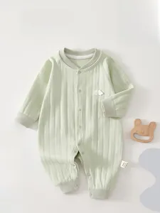 Detailansicht hellgrüner gerippter Baby-Einteiler mit Wolken-Aufnäher und Druckknöpfen