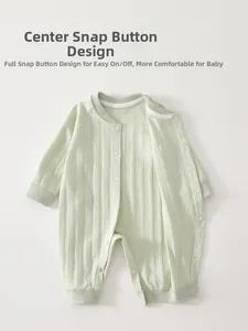 Detail eines gerippten Baby-Einteilers aus Baumwolle mit Druckknöpfen für leichtes Anziehen