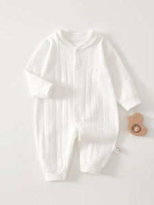 Detail von Baby-Langarm-Strampler aus Baumwolle mit vertikaler Rippenstruktur und Knöpfen