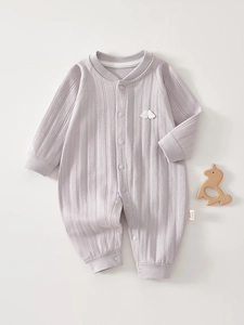 Nahaufnahme von hellviolettem Baby-Strampler aus Rippstrick mit Flügel-Applikation