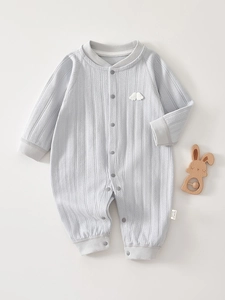 Detailansicht des Baby-Stramplers aus Baumwollripp mit Druckknopf und Flügel-Aufnäher