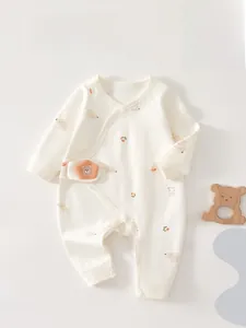 Detaillierte Nahaufnahme von weißem Langarm-Baby-Strampler mit süßen Hundeprint