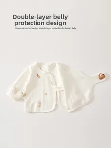 Détail d'un haut kimono bébé avec protection ventrale et broderie lapin en coton doux