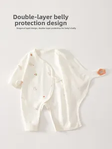 Detail eines Baby-Stramplers mit doppeltem Bauchschutz und süßem Bären-Blumenmuster