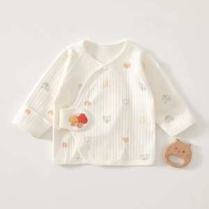 Détail du haut cache-cœur pour bébé en coton côtelé crème avec patch champignon