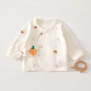 Détail de la brassière nouveau-né en coton avec motifs lapins et décor de carotte