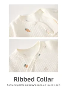 Détail d'un haut bébé en coton côtelé avec col gansé et motifs carottes et étoiles