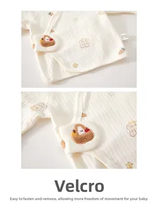 Détail de la barboteuse pour bébé en 100% coton montrant la fermeture velcro