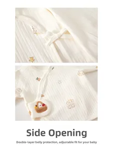 Détail du haut cache-cœur pour nouveau-né en coton avec nouettes et broderies mignonnes