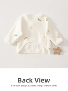 Détail du haut cache-cœur bébé en coton gaufré avec imprimés carottes et étoiles