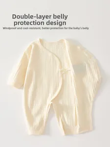 Détail de la barboteuse pour bébé avec protection ventrale double couche et attaches