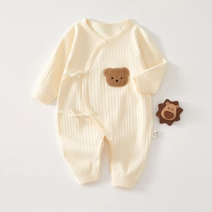 Détail du body en coton pour bébé avec texture côtelée et joli patch d'ours