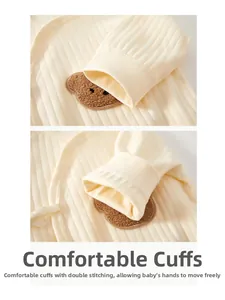 Détails de la grenouillère bébé en coton côtelé avec broderie ours et poignets doux