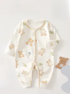 Detail eines weichen Baumwoll-Baby-Stramplers mit Bärendruck und Druckknöpfen
