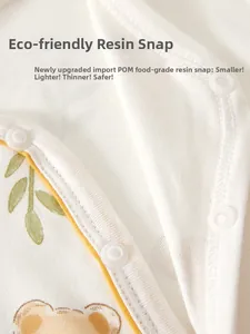 Detail von umweltfreundlichen Harzdruckknöpfen auf reinweißem Baumwoll Baby Body Kleidung