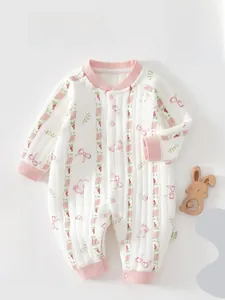 Detailansicht eines hochwertigen Baumwoll-Babystramplers mit Blumendruck und Druckknöpfen