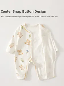Detail der Druckknöpfe an cremefarbenem Baby-Strampler aus Baumwolle mit Bärenprint