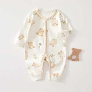 Detail eines Baby-Bodys aus Baumwolle mit Bären-Print und praktischen Druckknöpfen