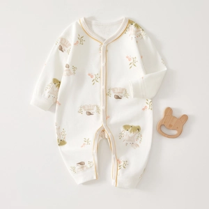 Detail von Baby-Strampler aus Baumwolle mit Rehkitz-Print und gelbem Kontrast-Saum