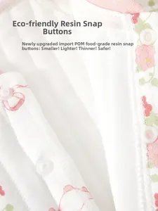 Detail der umweltfreundlichen POM-Druckknöpfe auf dem Baby-Einteiler aus Baumwolle
