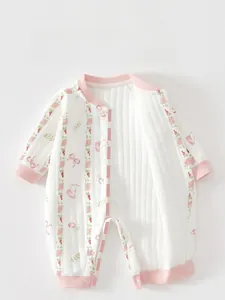 Detail von Druckknopfverschluss und gestepptem Blumenstoff am Langarm-Baby-Strampler