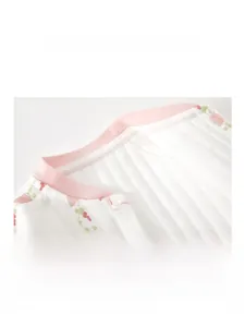 Detailansicht des rosa gerippten Ausschnitts und Blumenmusters auf Baumwoll-Babybody