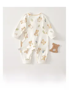 Detail eines weichen Baumwoll-Baby-Stramplers mit Bärenprint und Paspelierung am Hals