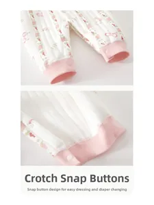 Detail der Druckknöpfe im Schritt des Baby-Stramplers für einfaches Wickeln