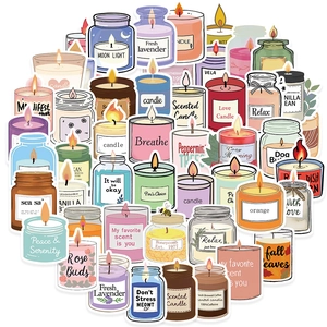 Nahaufnahme von 50 bunten Cartoon-Duftkerzen-Aufklebern mit weißen Konturen und cozy Designs