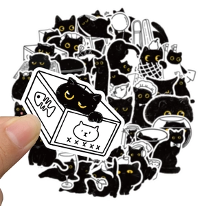 Primo piano di un adesivo gatto nero creativo per decorare diari e bagagli da viaggio