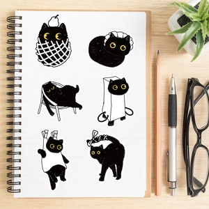 Vista dettagliata di simpatici adesivi di gatti neri per diari con motivi creativi DIY