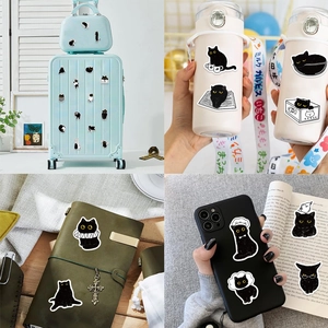 Dettagli di adesivi creativi gatto nero su valigia, borraccia e custodia telefono