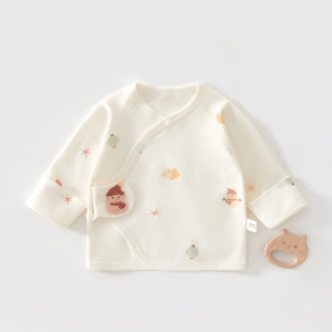Détail de la chemise croisée pour nouveau-né en 100% coton peigné à motifs d'hiver