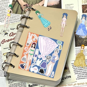 Dettaglio di adesivi principessa anime fai-da-te e taccuino a spirale su carta vintage