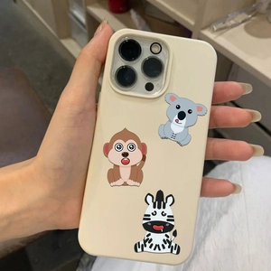 Dettaglio della custodia beige per iPhone con simpatici koala, scimmia e zebra