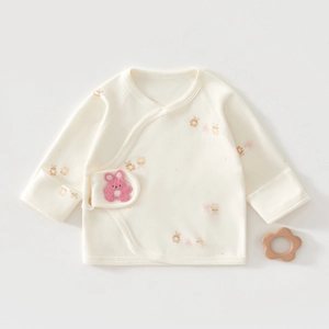 Détail du haut cache-cœur pour nouveau-né en coton doux avec broderie lapin et motif imprimé