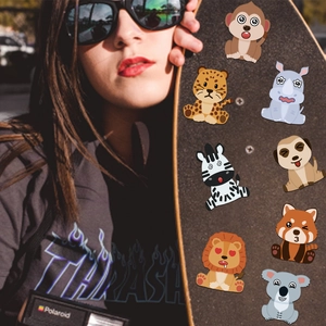 Set di adesivi fai-da-te con espressioni di animali cartoon su uno skateboard