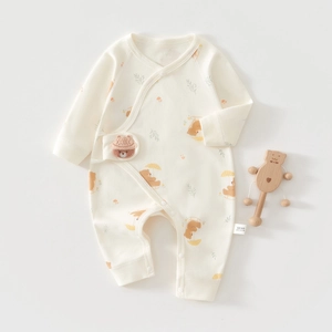 Detail eines Baby-Stramplers aus 100% Baumwolle mit Bärenstickerei und Druckknöpfen
