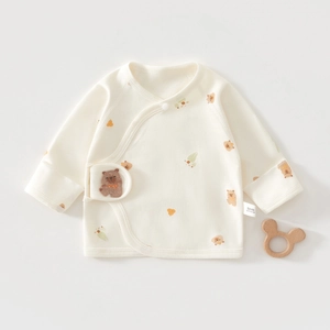 Détail d'un haut kimono pour bébé en coton avec imprimé ours et étiquette de composition