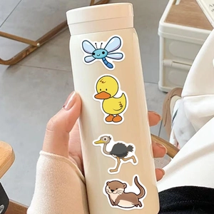 Autocollants d'animaux mignons et étanches montrant une libellule sur une tasse crème