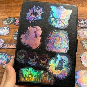 Dettagli di adesivi laser colorati con finitura olografica su una custodia per telefono